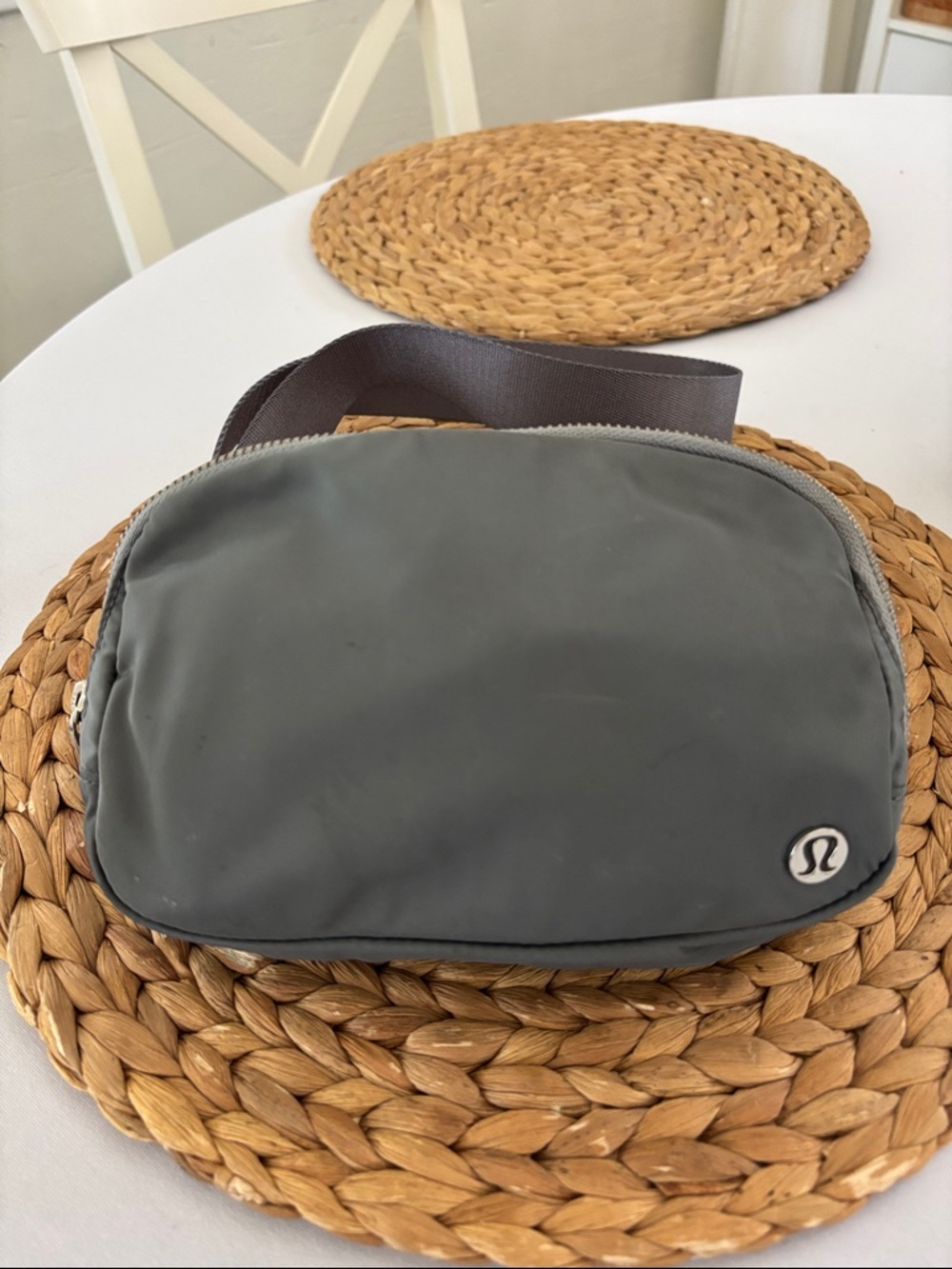 lululemon athletica Men's Charcoal Gray Belt Bag